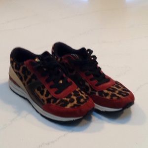 Fabulous fun sneakers sz 7 very good condition